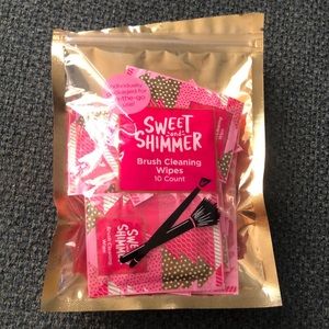 (Free w/ Bundle!) ✨On the Go Brush Cleaning Wipes✨